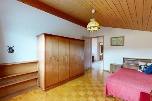 chambre avec parquet floor, wood finish floor, sol en finition bois, drywall, et cloison sèche