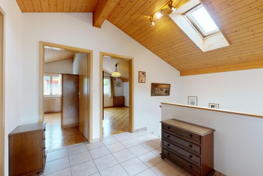 couloir avec plafond en bois, wood ceiling, inside property, lumière naturelle, et natural light