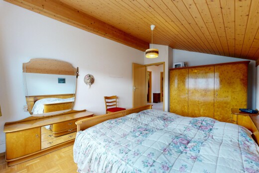 zimmer / schlafzimmer mit parquet floor, inside property, holzfußboden, wood finish floor, und dachschräge