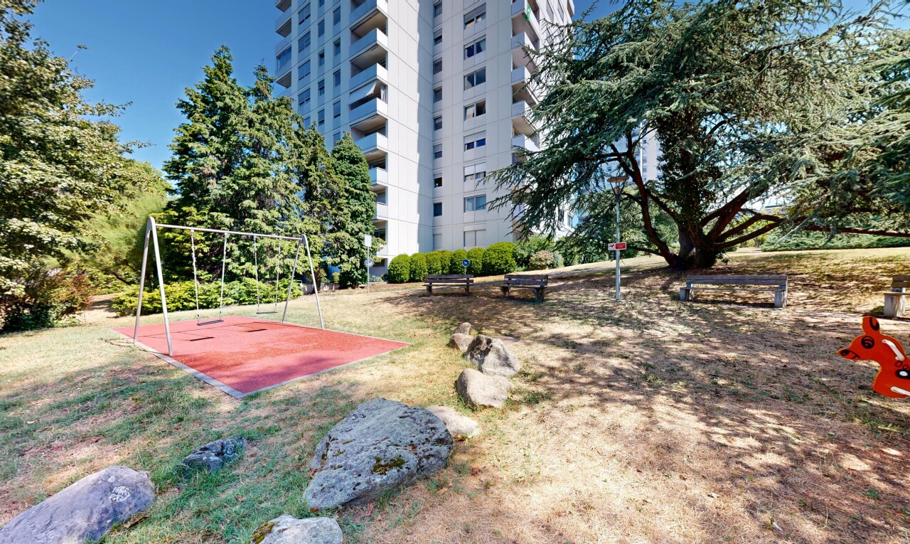 view of apartment building / complex