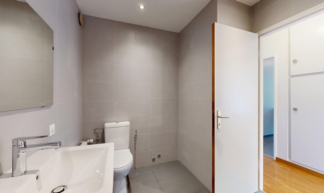 bathroom featuring tile walls, recessed lighting, and light tile patterned floors