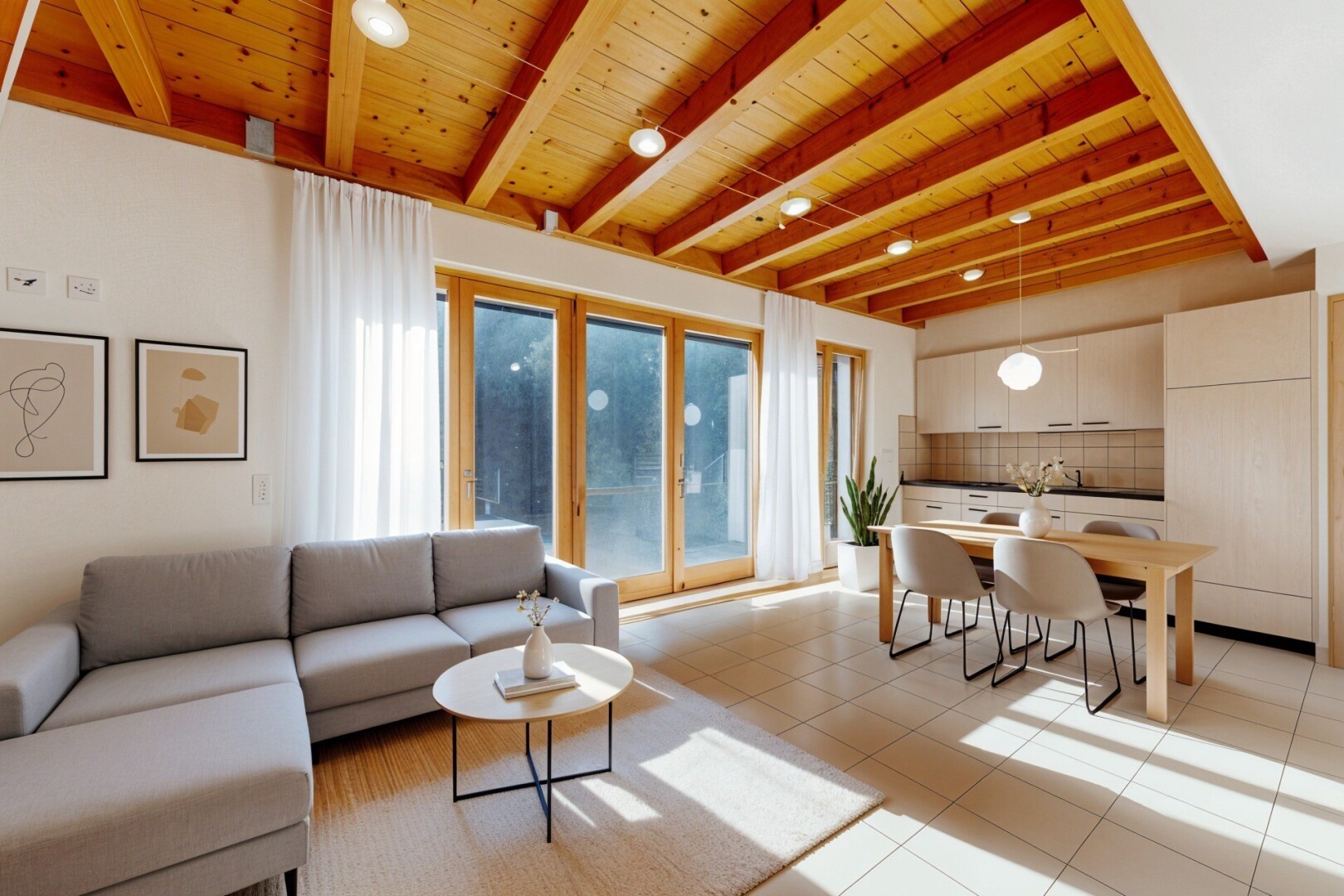 salon / salle à manger avec beamed ceiling, plafond à poutres, natural light, lumière naturelle, et inside property