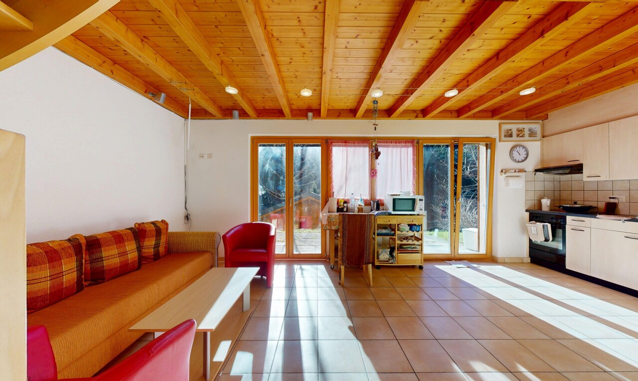 salon avec tile floor, sol en carrelage, natural light, lumière naturelle, et beamed ceiling