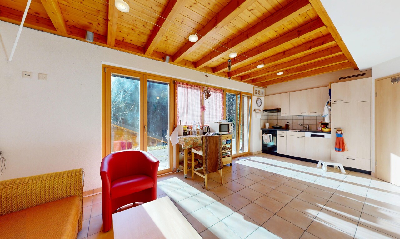 salon avec beamed ceiling, plafond à poutres, tile floor, sol en carrelage, et natural light