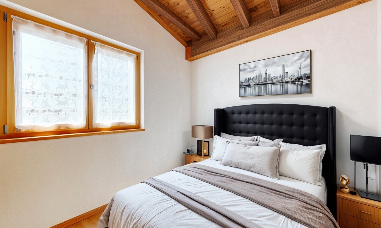 chambre avec vaulted ceiling, plafond voûté, drywall, cloison sèche, et inside property