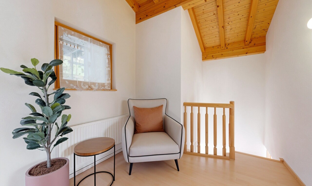 chambre avec drywall, cloison sèche, wood finish floor, sol en finition bois, et inside property