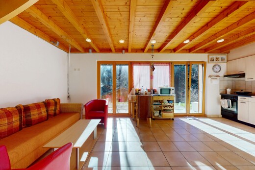 salon avec tile floor, sol en carrelage, natural light, lumière naturelle, et beamed ceiling