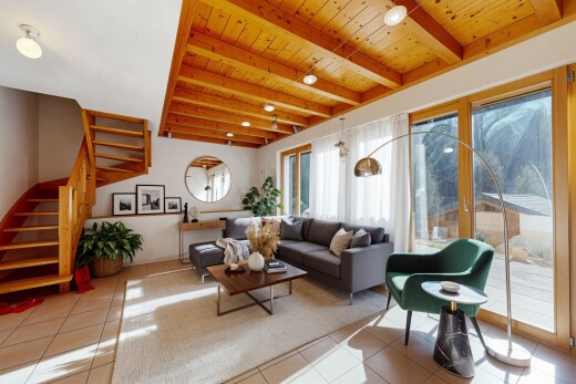 salon avec beamed ceiling, plafond à poutres, tile floor, sol en carrelage, et natural light