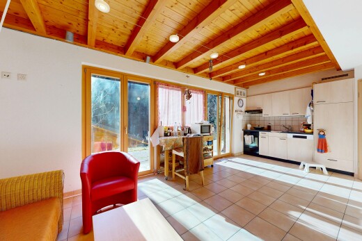 salon avec beamed ceiling, plafond à poutres, tile floor, sol en carrelage, et natural light