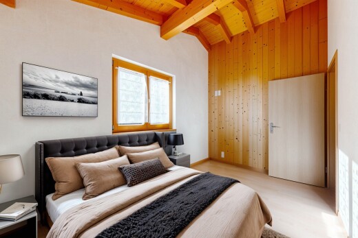 chambre avec natural light, lumière naturelle, inside property, beamed ceiling, et plafond à poutres