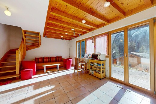 salon avec beamed ceiling, plafond à poutres, escaliers, tile floor, et sol en carrelage