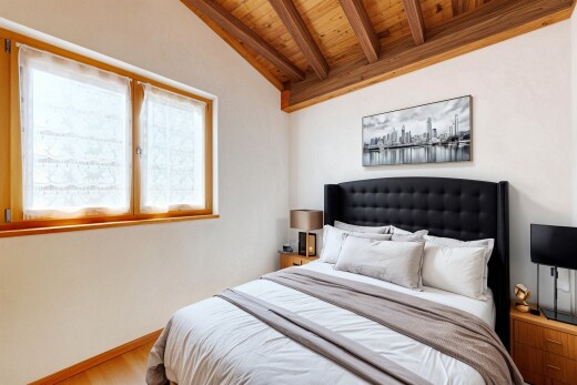 chambre avec vaulted ceiling, plafond voûté, drywall, cloison sèche, et inside property