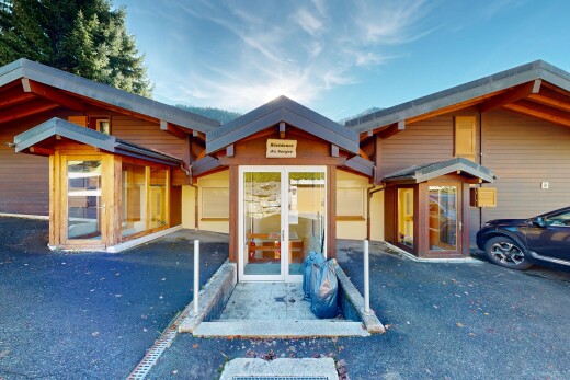 terrasse avec property visible et day time