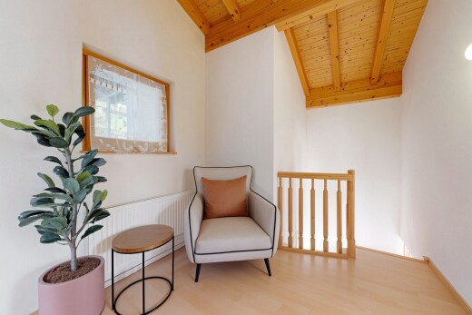 chambre avec drywall, cloison sèche, wood finish floor, sol en finition bois, et inside property