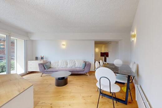 wohn- / esszimmer mit wood finish floor, holzfußboden, drywall, gipskartonwand, und inside property