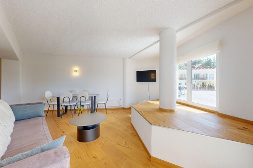 wohn- / esszimmer mit inside property, gipskartonwand, drywall, natürliches licht, und holzfußboden