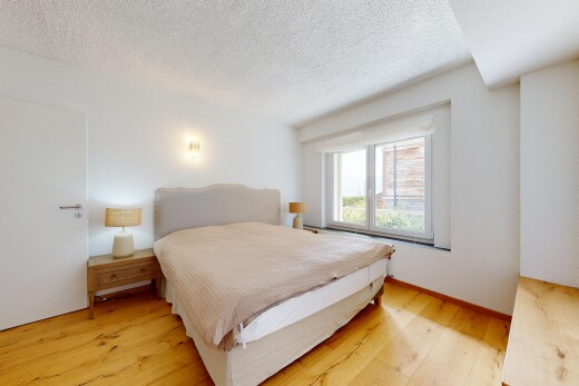 zimmer / schlafzimmer mit natural light, natürliches licht, inside property, wood finish floor, und holzfußboden