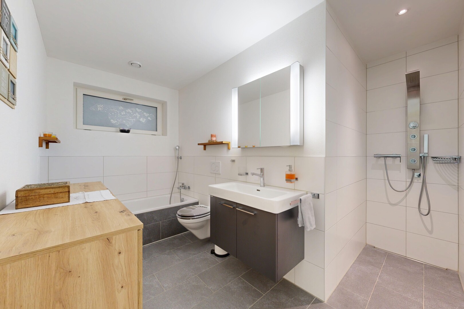 salle de bains avec salle de bain complète, lavabo (ou coiffeuse selon le contexte), miroir, inside property, et douche