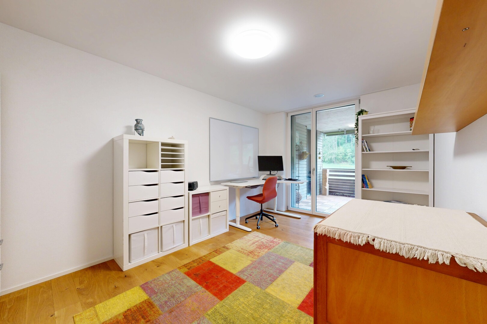 chambre avec cloison sèche, drywall, inside property, sol en finition bois, et wood finish floor