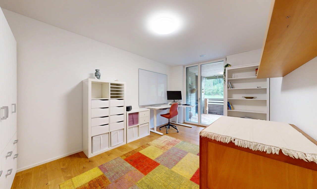 chambre avec cloison sèche, drywall, inside property, sol en finition bois, et wood finish floor