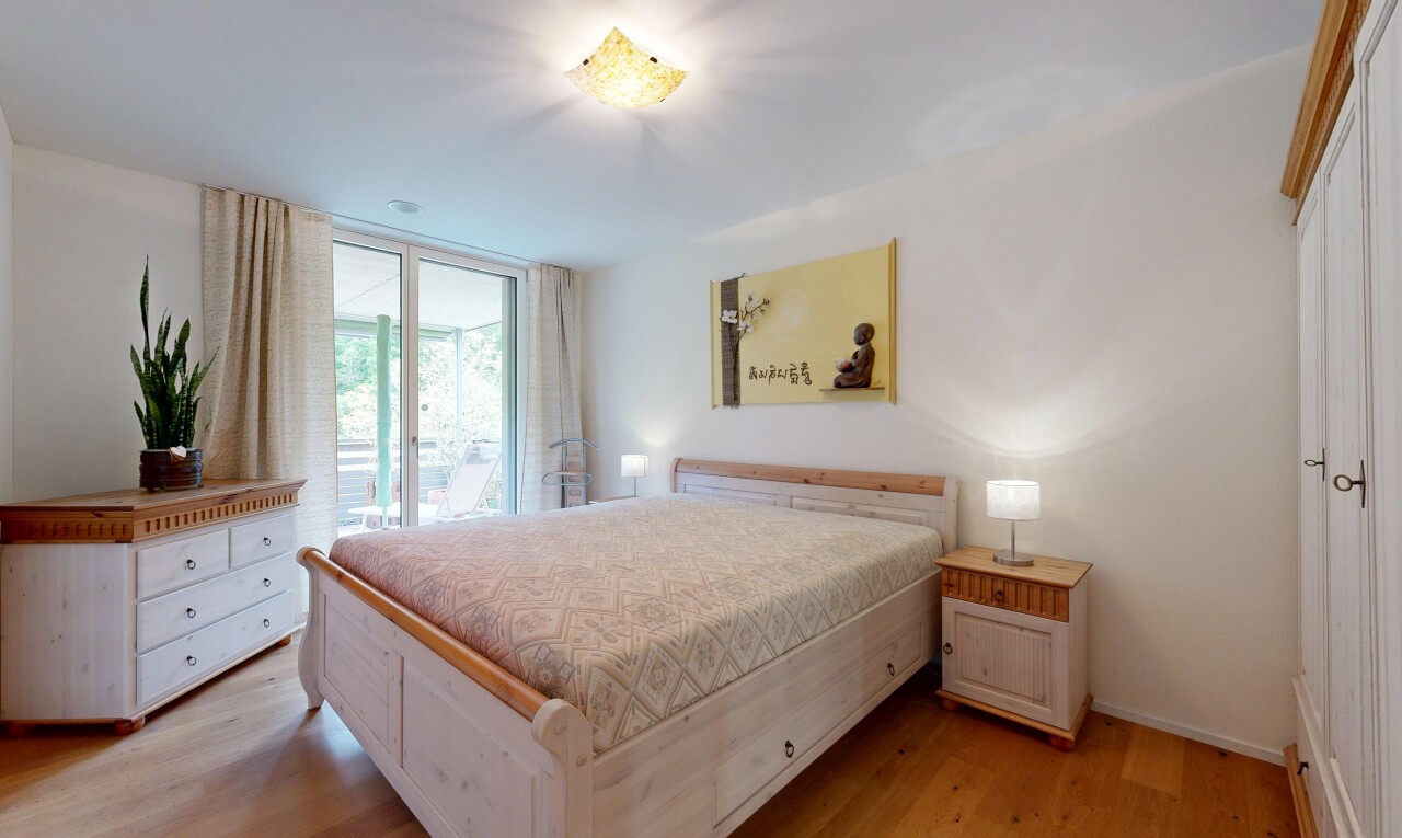 chambre avec drywall, cloison sèche, inside property, wood finish floor, et sol en finition bois