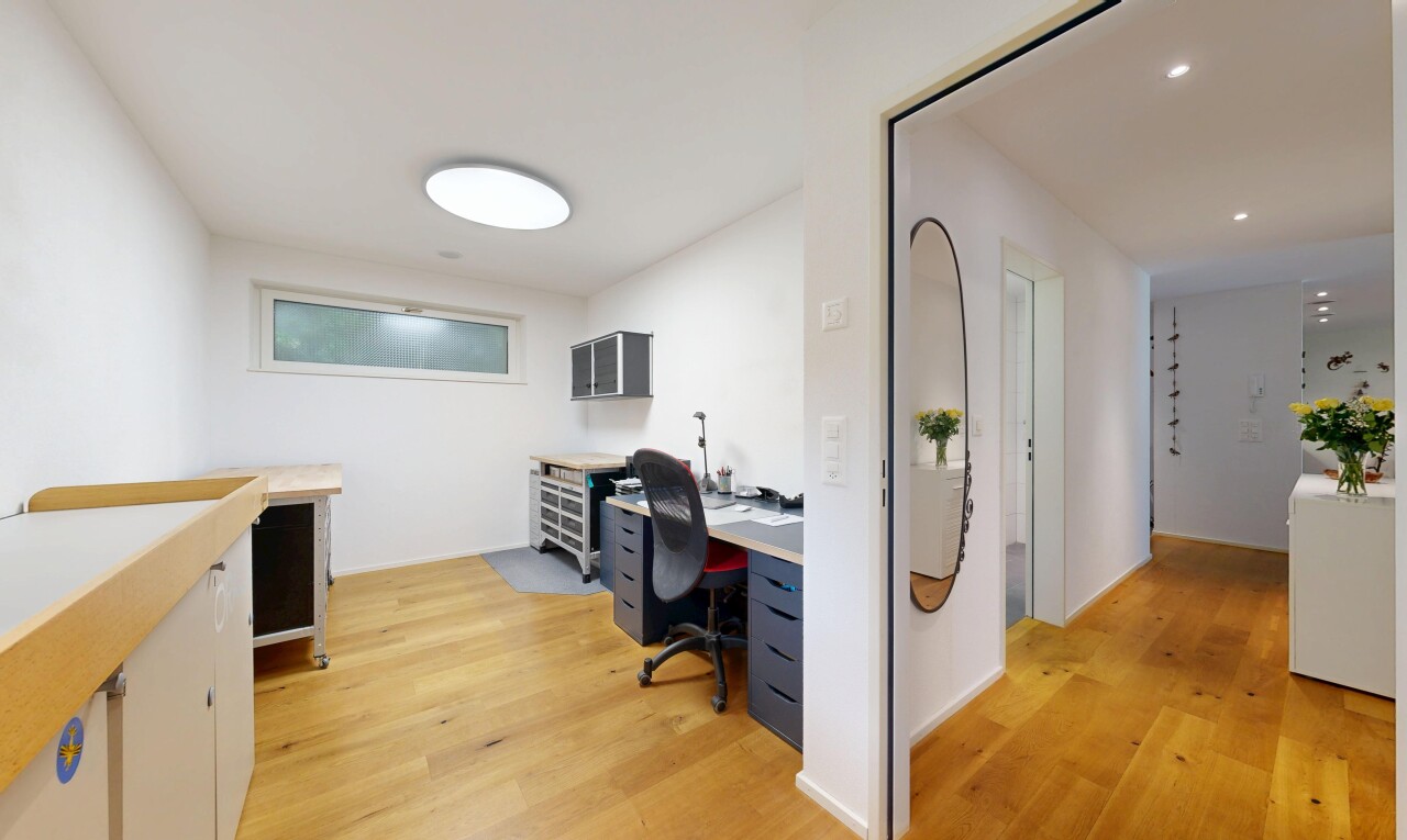 bureau avec light floor, espace bureau, sol en finition bois, wood finish floor, et cloison sèche