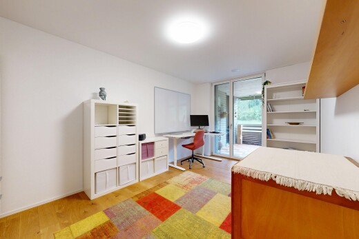 zimmer / schlafzimmer mit gipskartonwand, drywall, inside property, holzfußboden, und wood finish floor