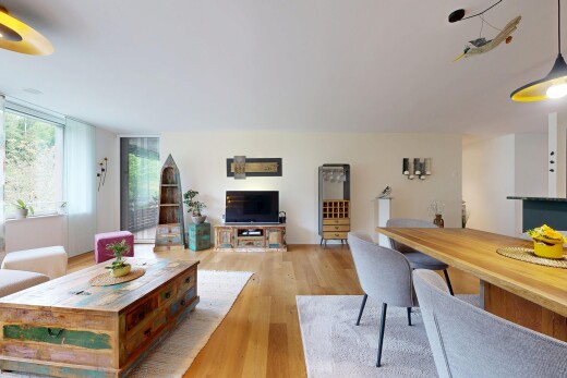 wohn- / esszimmer mit wood finish floor, holzfußboden, inside property, drywall, und gipskartonwand