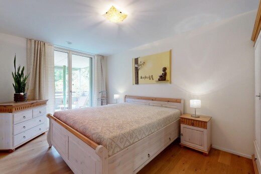 chambre avec drywall, cloison sèche, inside property, wood finish floor, et sol en finition bois