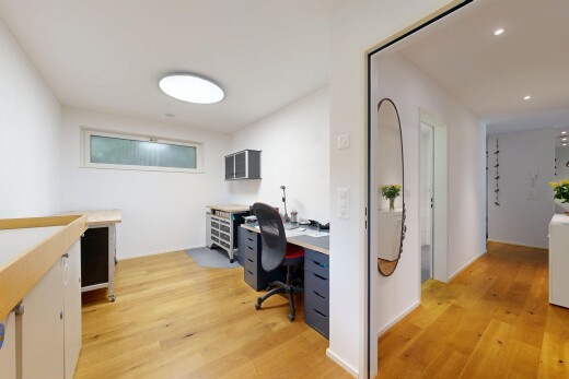 büro mit light floor, bürobereich, holzfußboden, wood finish floor, und gipskartonwand