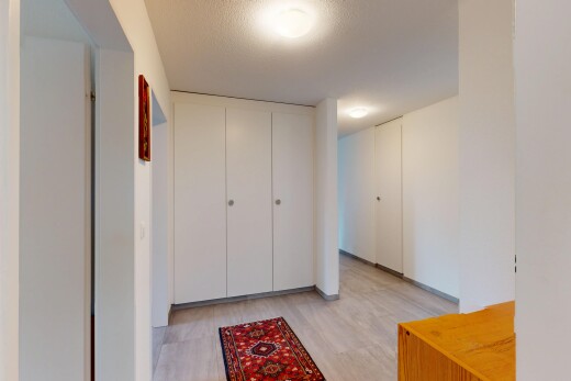 zimmer / schlafzimmer mit inside property, wood finish floor, holzfußboden, drywall, und gipskartonwand