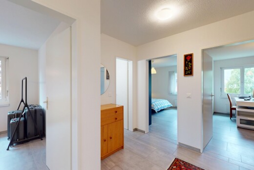 halle / korridor mit natural light, natürliches licht, inside property, drywall, und gipskartonwand