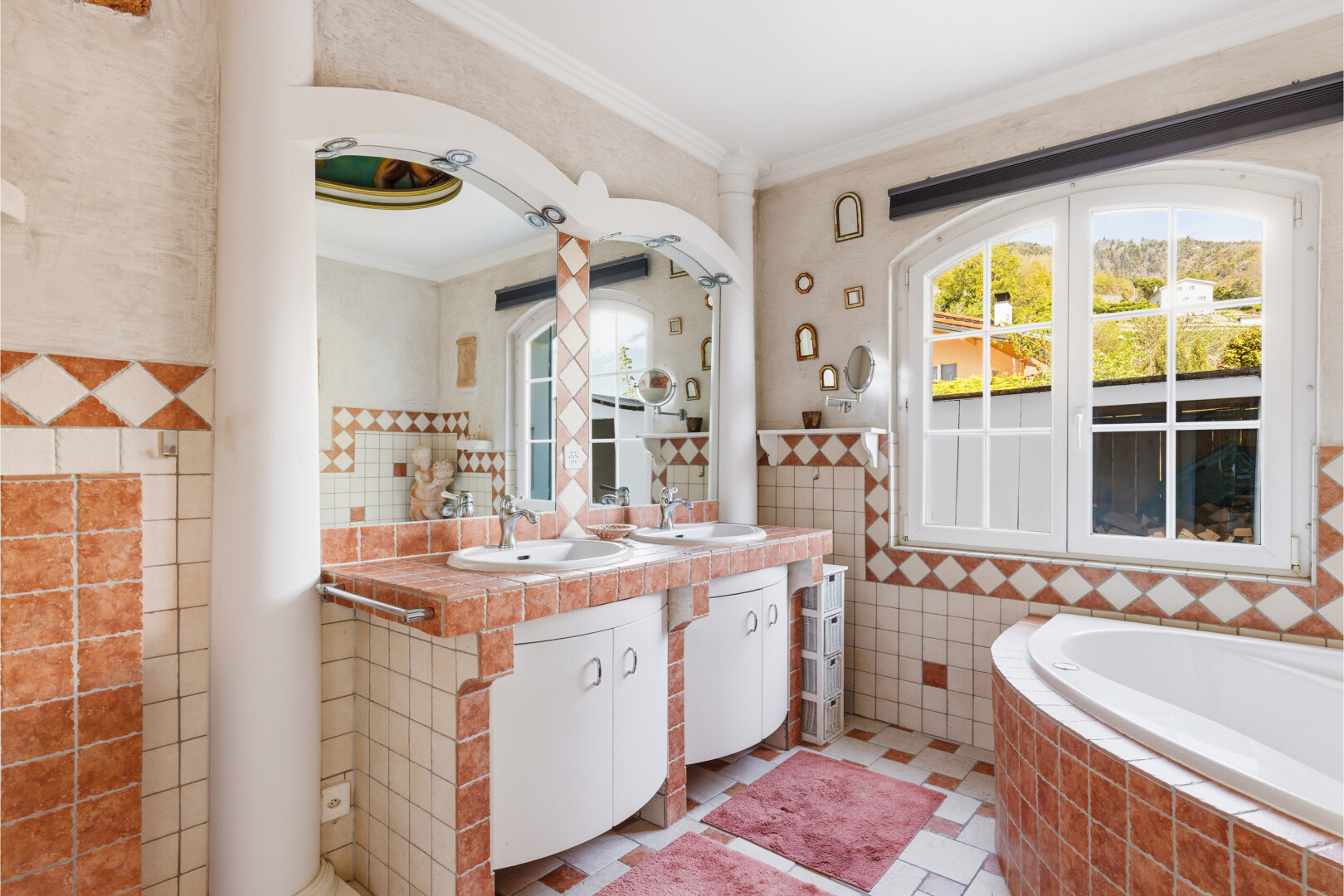 salle de bains avec salle de bain complète, tile wall, mur en carrelage, double vasque, et natural light