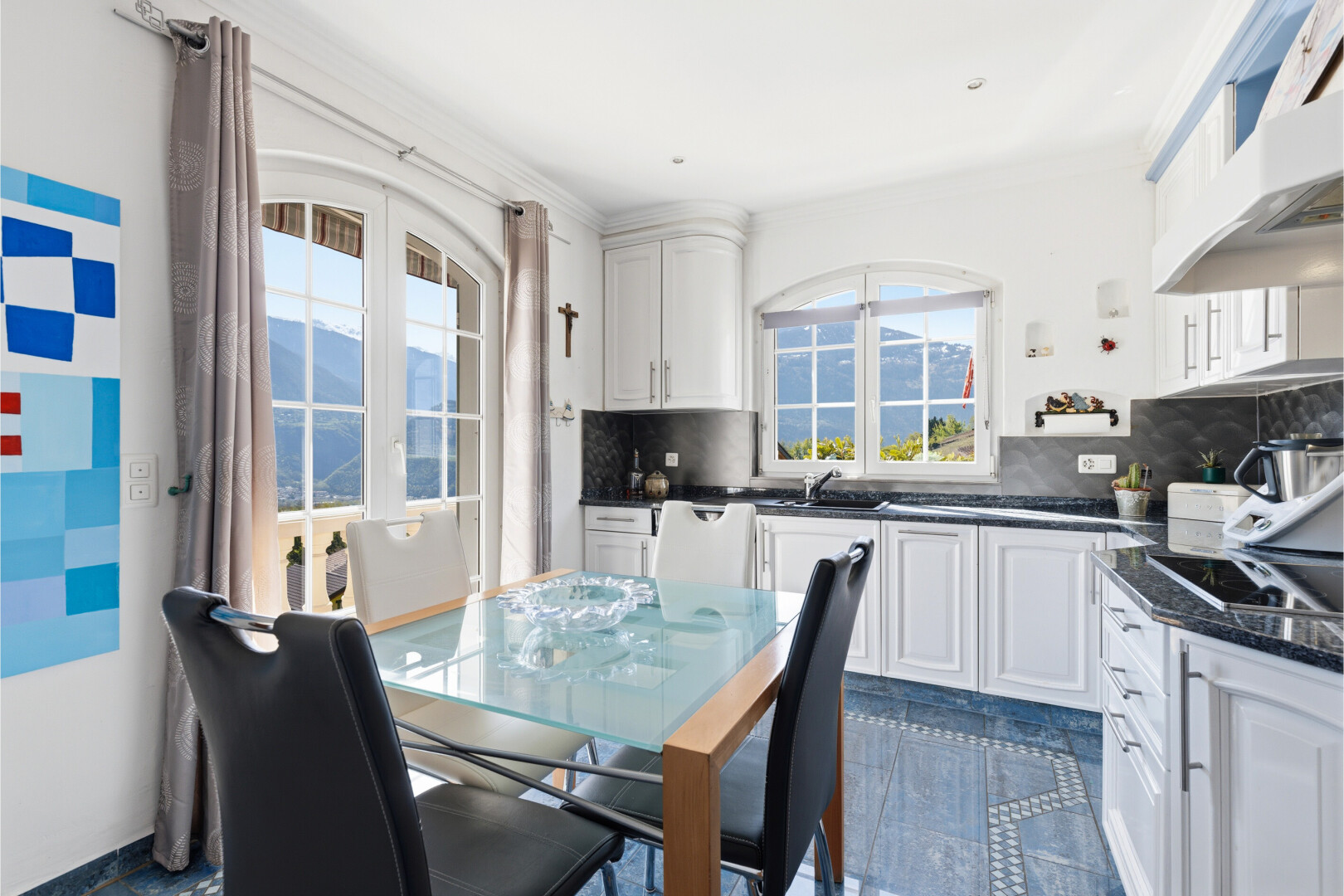 cuisine avec dark countertops, white cabinets, armoires blanches, backsplash, et dosseret