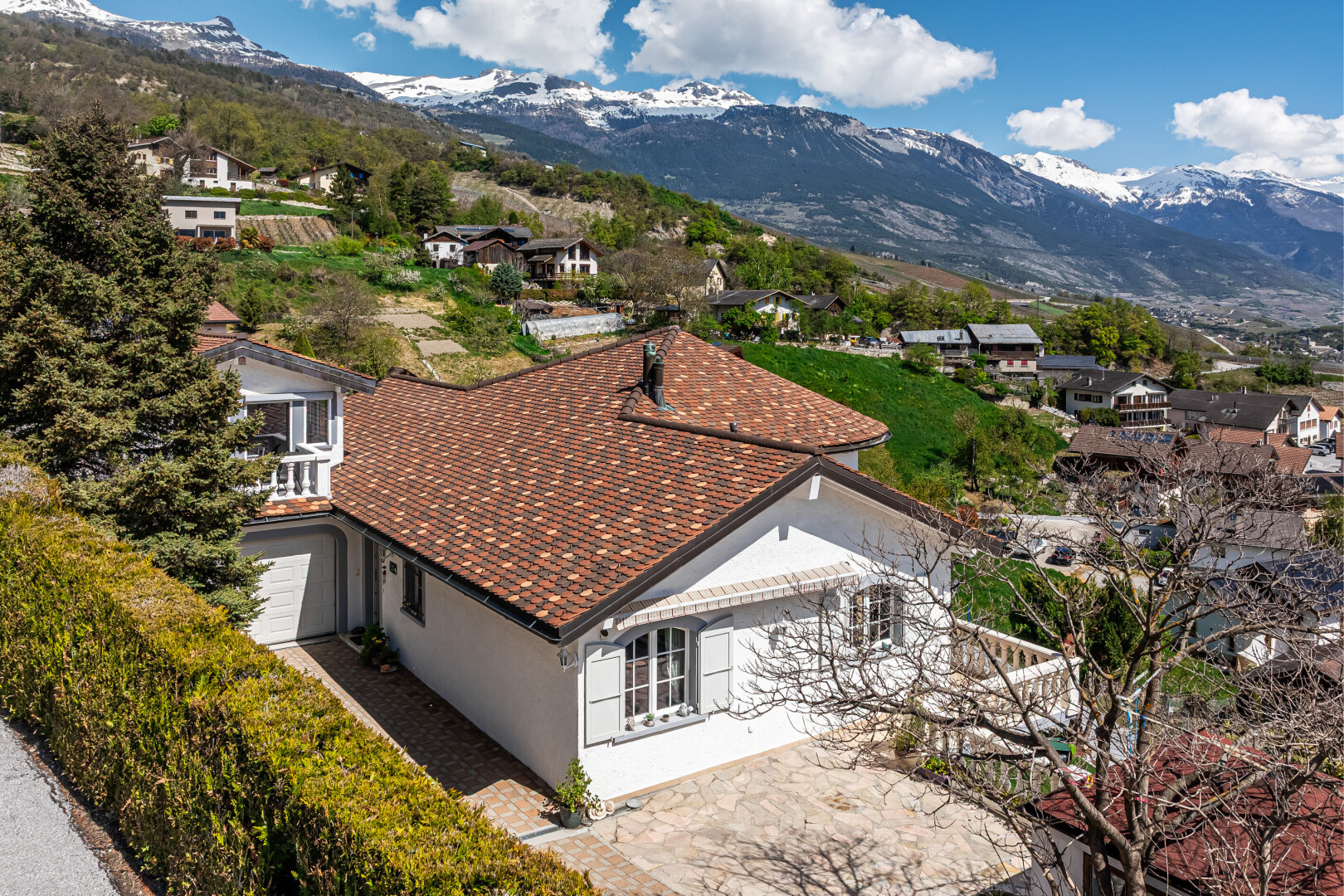 façade avec mountain view, vue sur la montagne, day time, bardage en stuc, et property visible