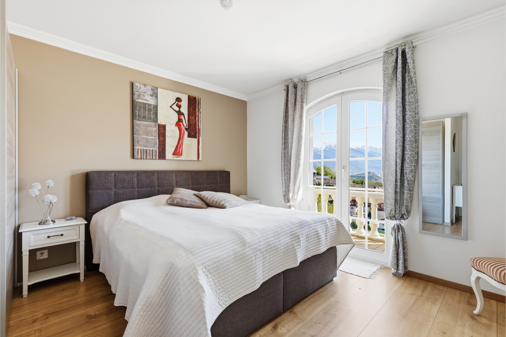 chambre avec inside property, moulures, crown molding, cloison sèche, et drywall