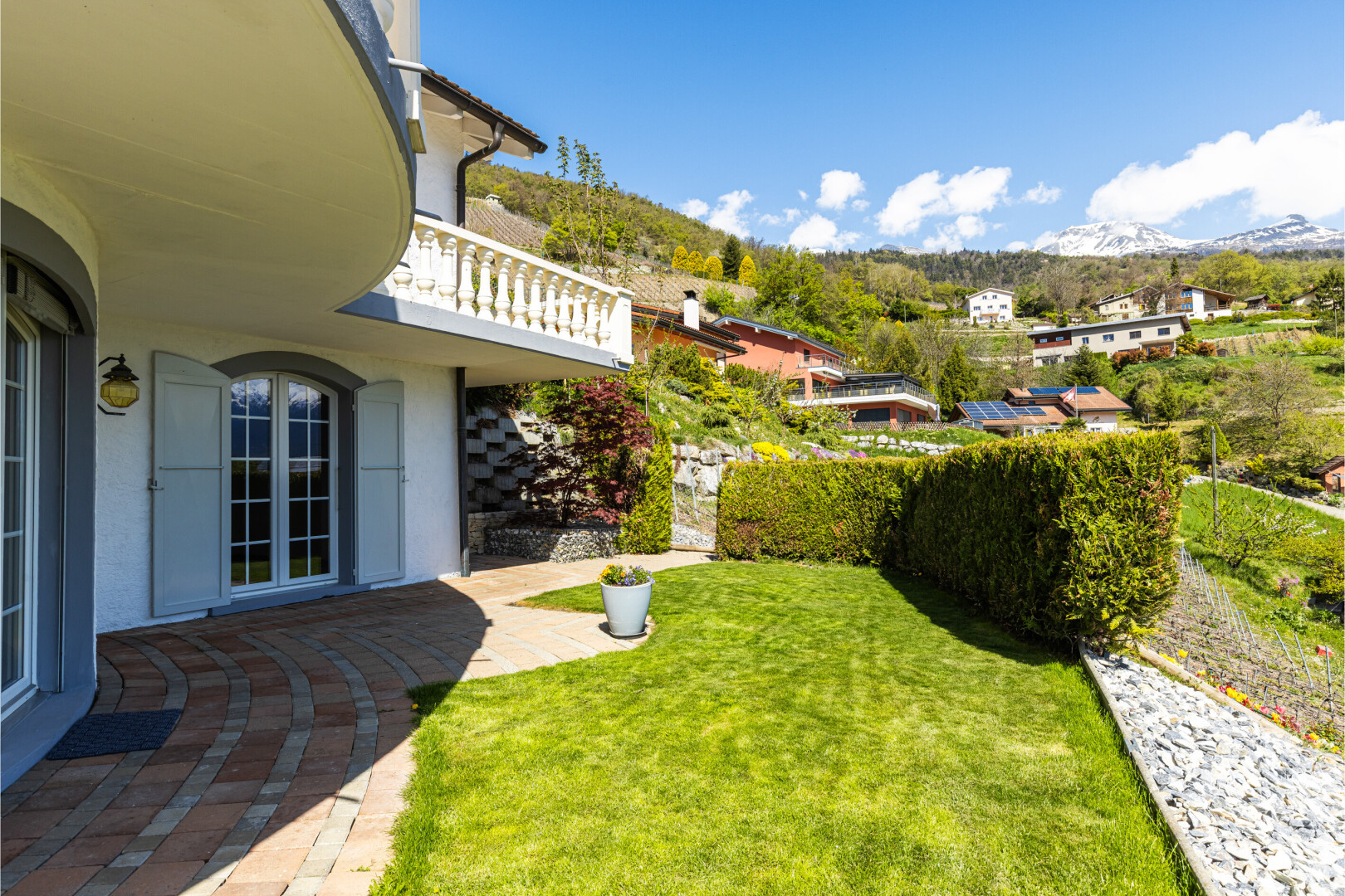 jardin avec from property, terrasse, day time, clôture, et balcon