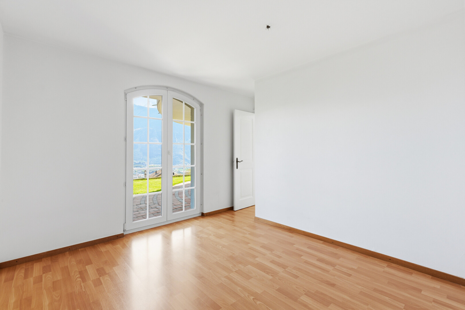 pièce vide avec lumière naturelle, natural light, sol en finition bois, wood finish floor, et day time