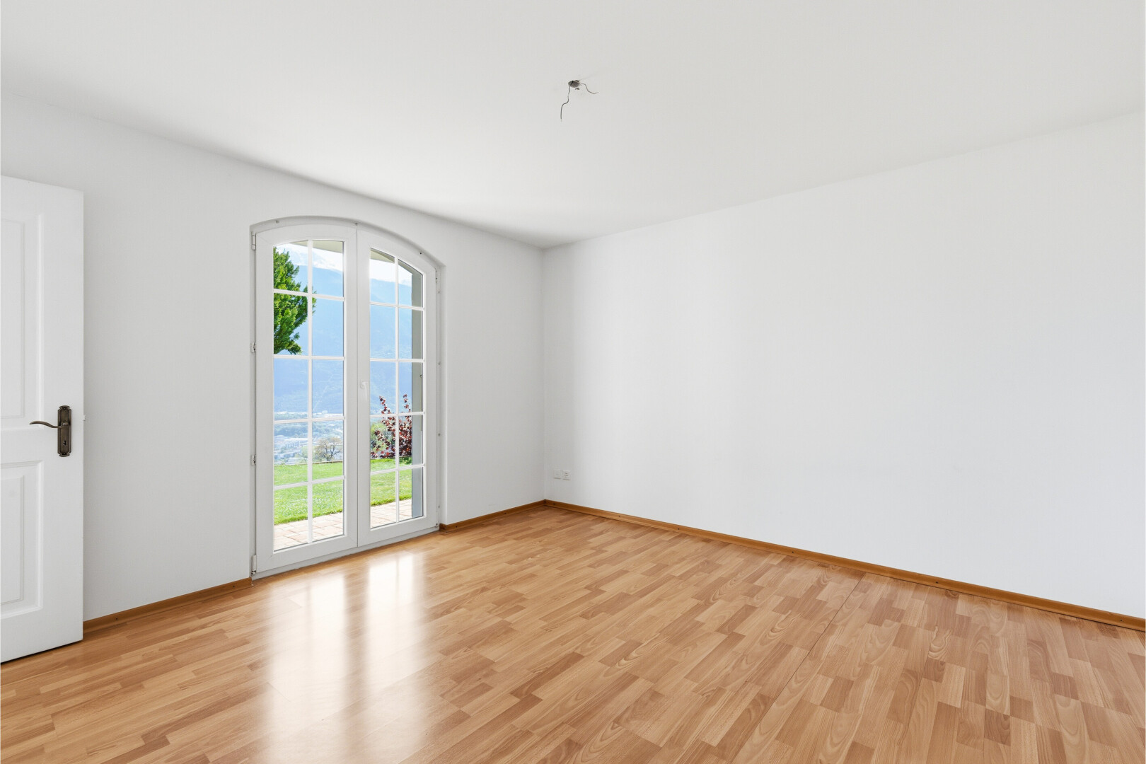 pièce vide avec day time, sol en finition bois, wood finish floor, cloison sèche, et drywall