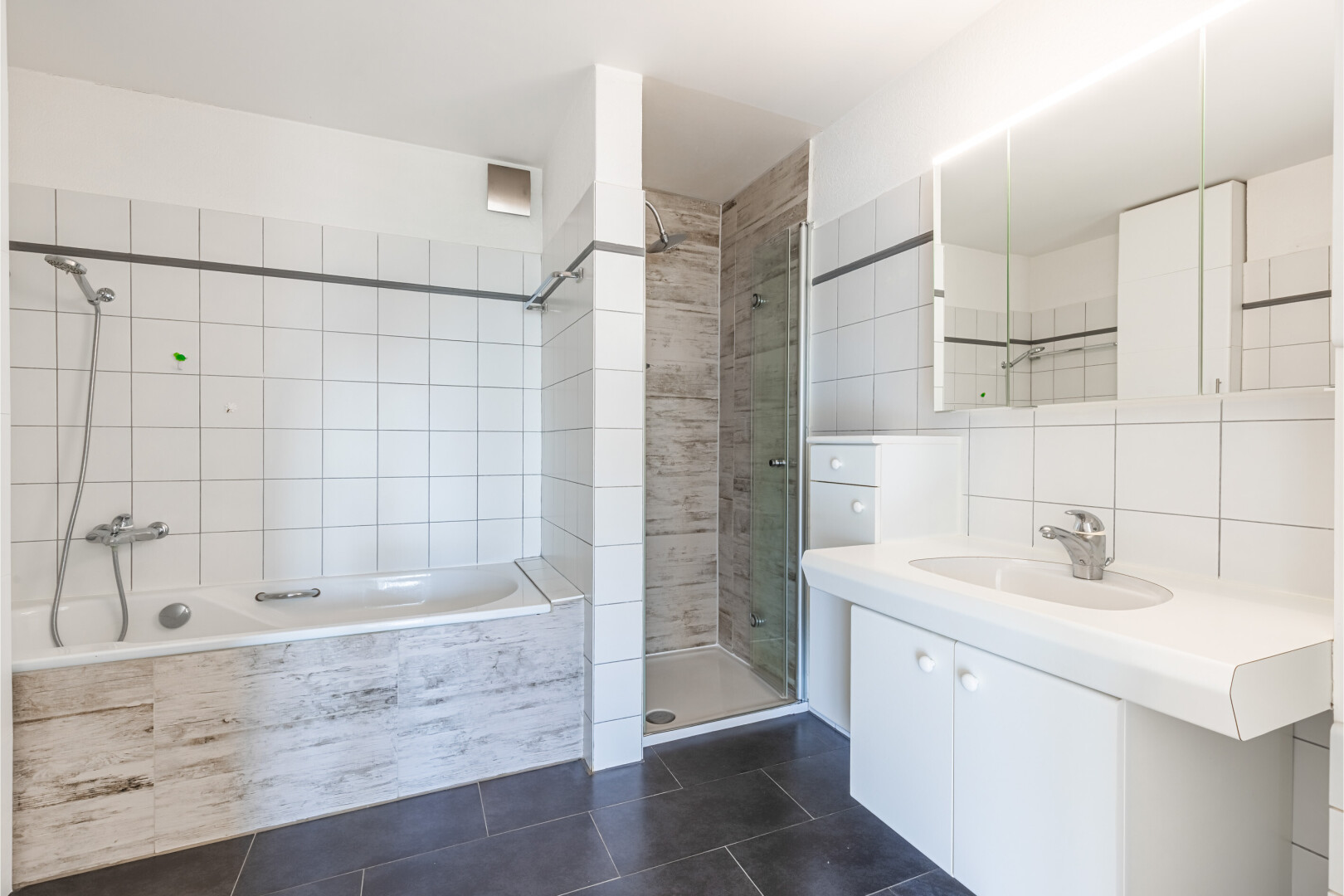 salle de bains avec douche, bain, lavabo (ou coiffeuse selon le contexte), salle de bain complète, et miroir