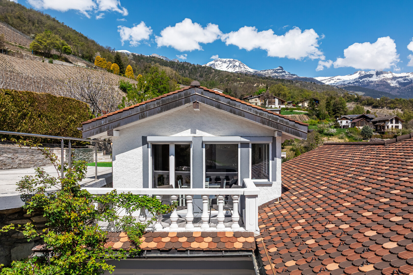façade avec day time, mountain view, vue sur la montagne, et property visible