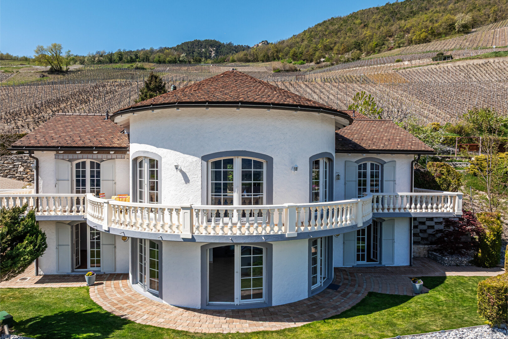 façade avec terrasse, property visible, bardage en stuc, pelouse, et day time