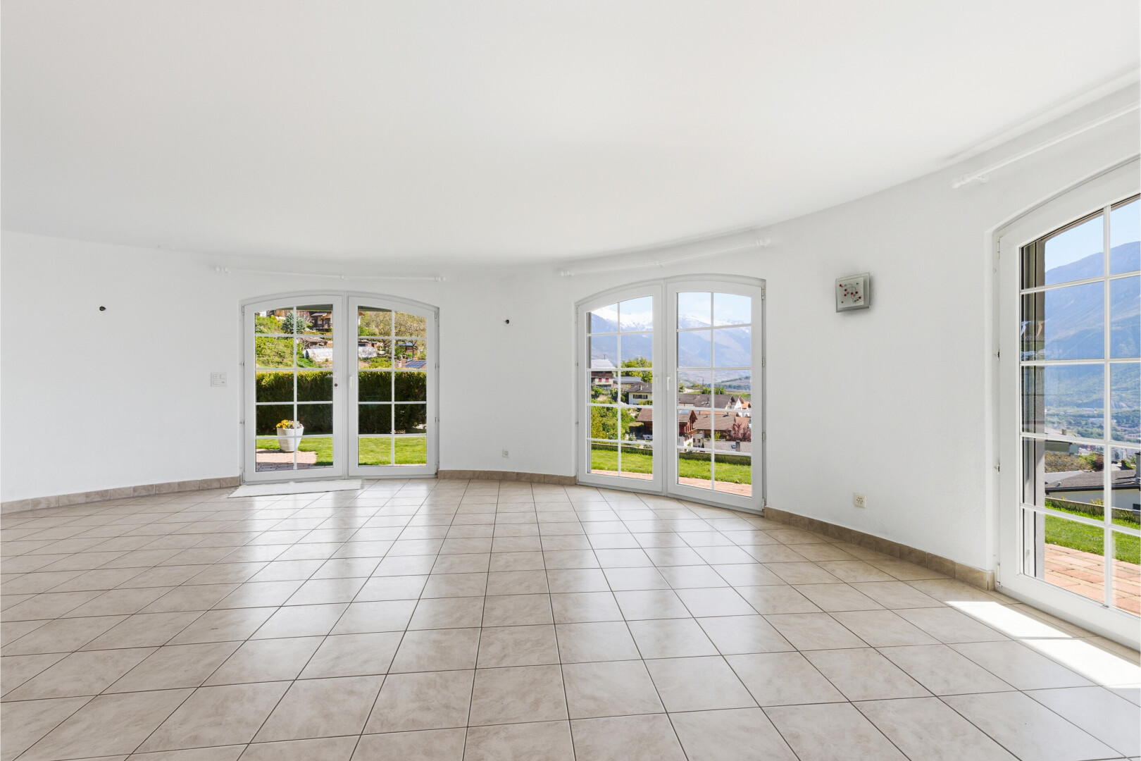 pièce vide avec natural light, lumière naturelle, inside property, tile floor, et sol en carrelage