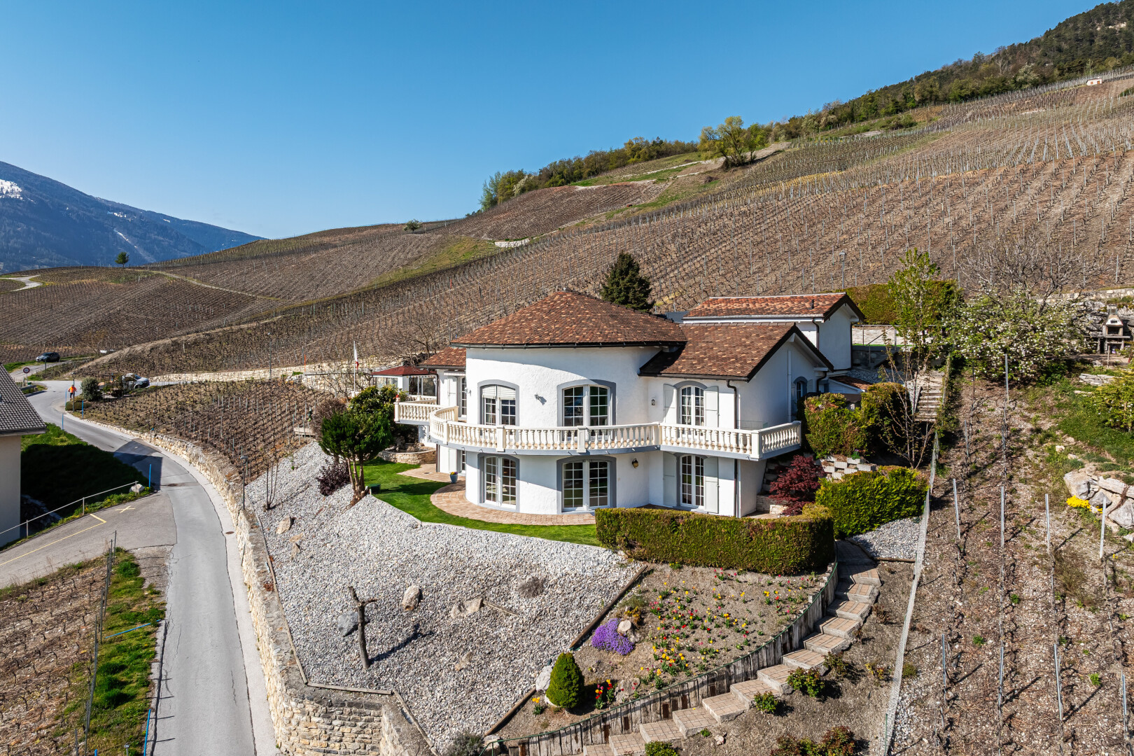 façade avec mountain view, vue sur la montagne, bardage en stuc, day time, et property visible