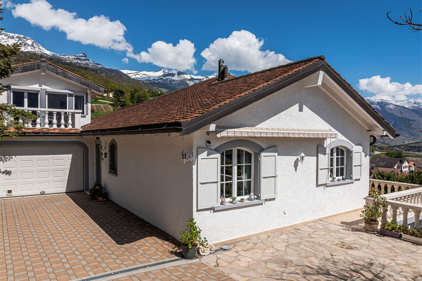 façade avec mountain view, vue sur la montagne, bardage en stuc, day time, et property visible