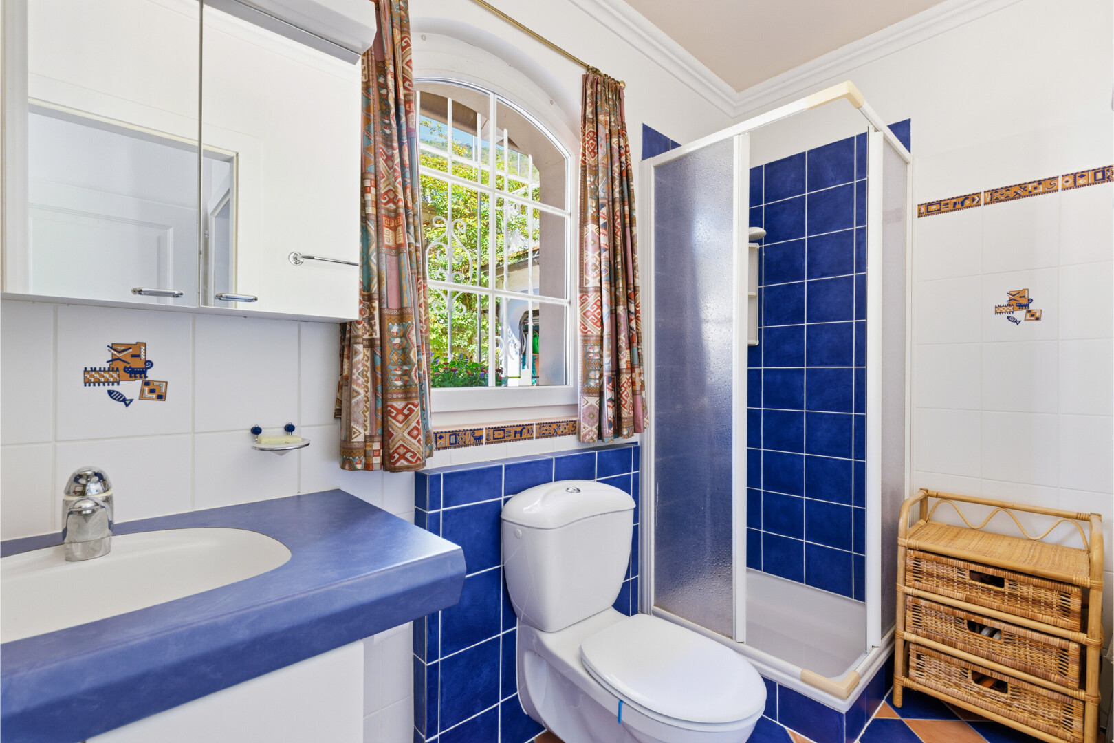 salle de bains avec mur en carrelage, tile wall, salle de bain complète, douche, et lavabo (ou coiffeuse selon le contexte)
