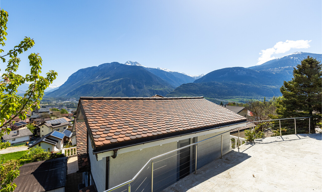 außenansicht mit day time, blick auf die berge, mountain view, stuckverkleidung, und zaun