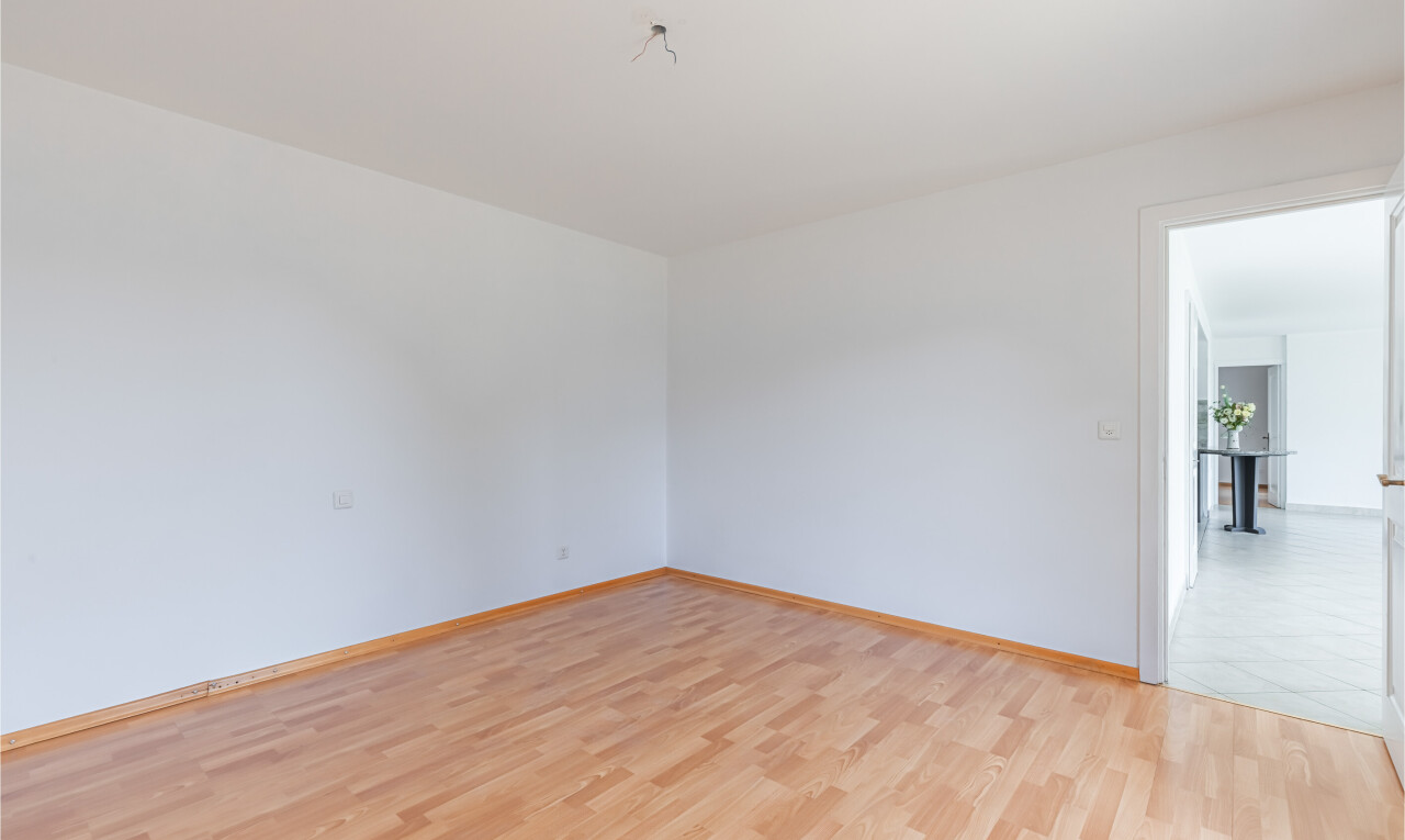 leerer raum mit inside property, wood finish floor, holzfußboden, drywall, und gipskartonwand