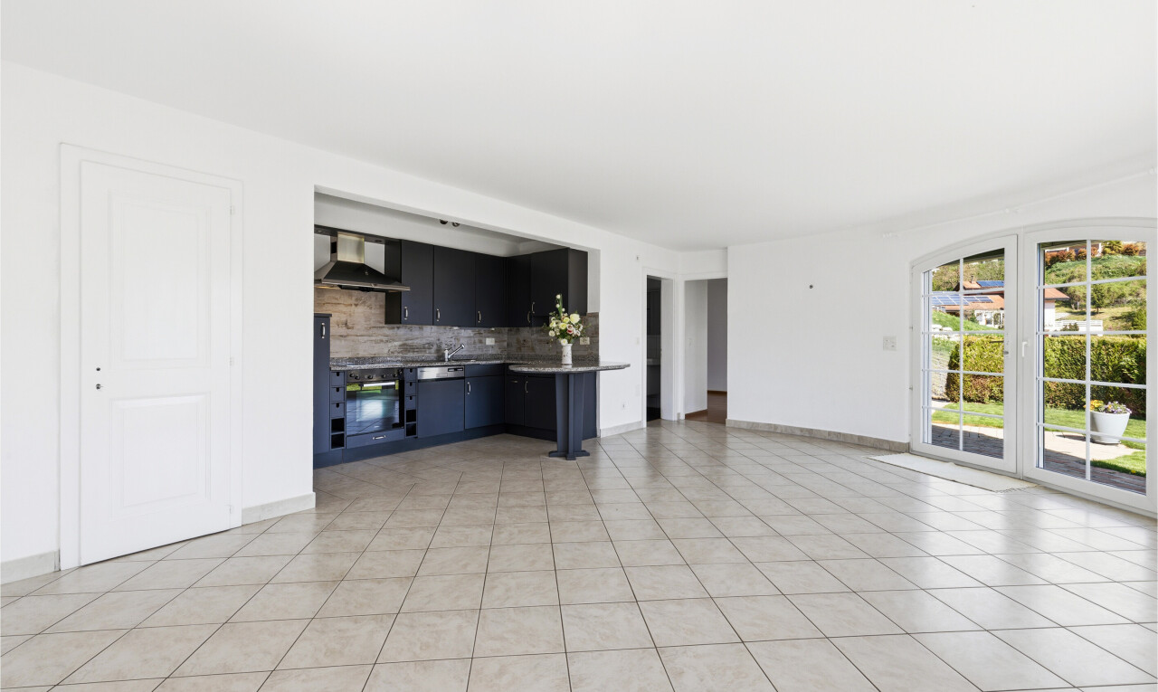 leerer raum mit light floor, inside property, natürliches licht, natural light, und küchenrückwand beim Herd