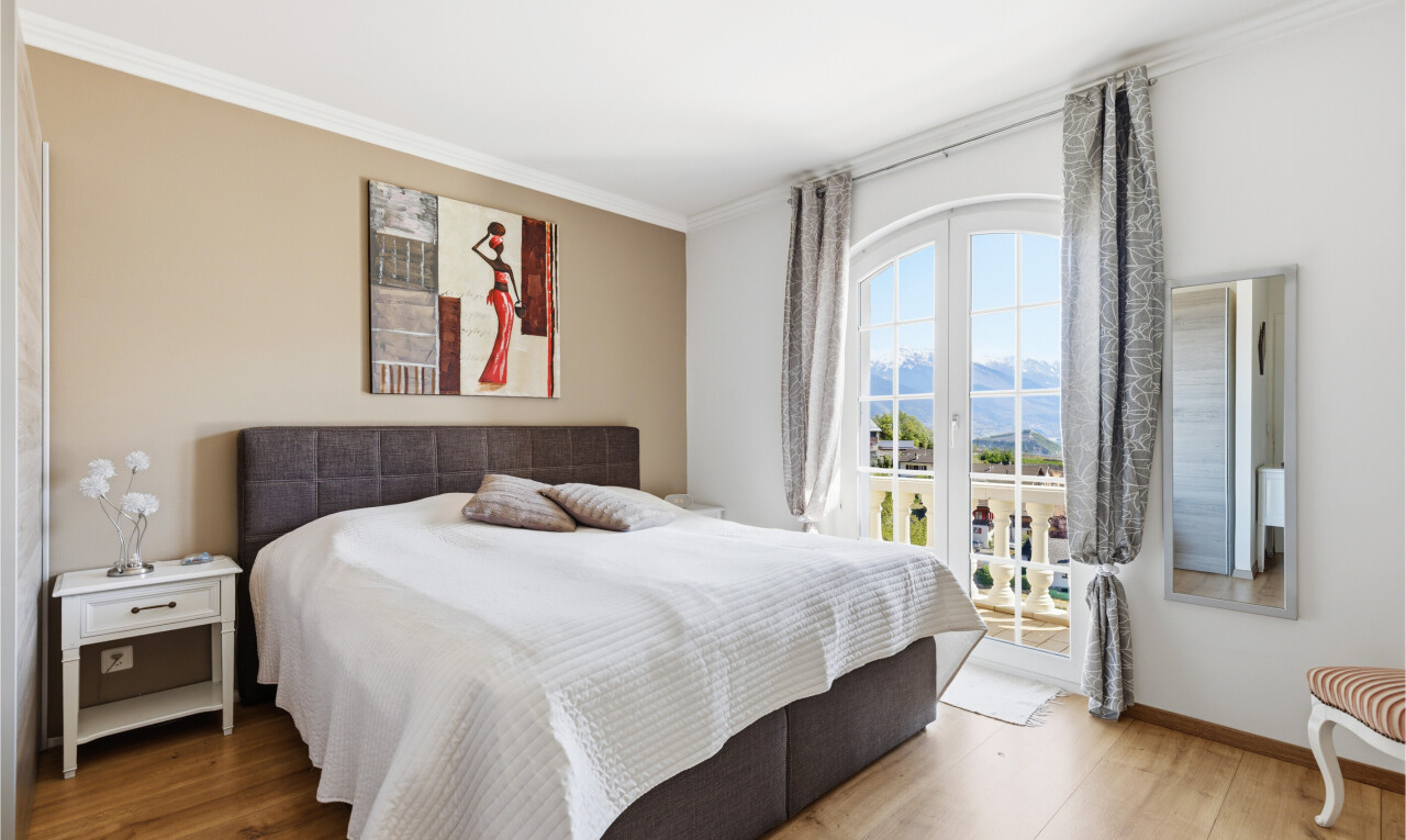 zimmer / schlafzimmer mit inside property, kronenstuck, crown molding, gipskartonwand, und drywall